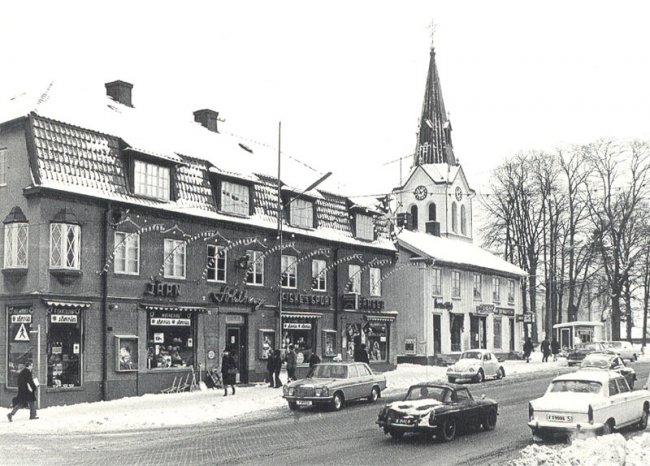 Julstämning vid de välbevarade husen vid Storgatan i Värnamo 1969