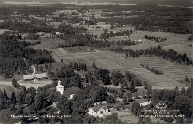 Flygfoto över Voxtorps kyrka och skola