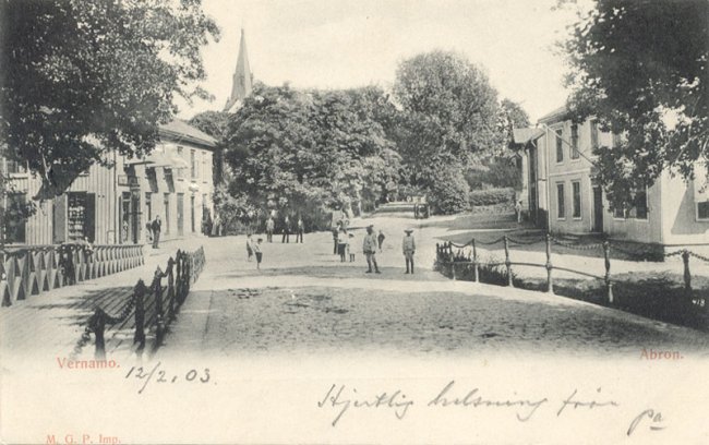 bron, med kyrkan i bakgrunden