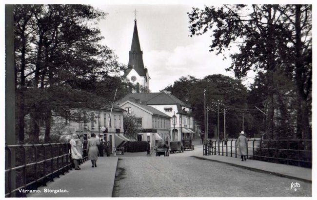 bron, med kyrkan i bakgrunden