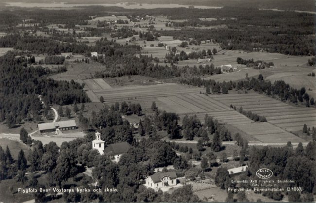 Flygfoto ver Voxtorps kyrka och skola